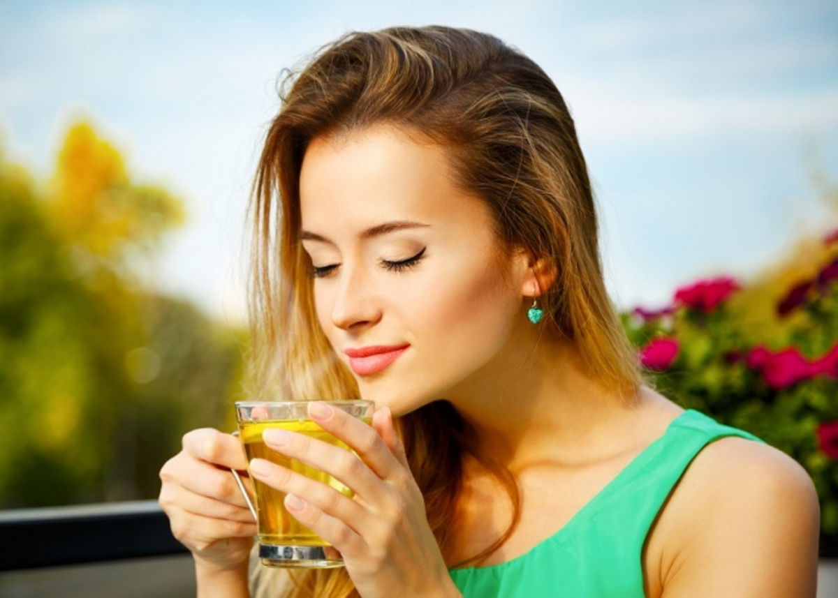 Mujer bebiendo infusión