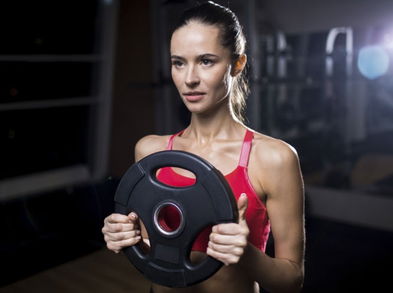 Tonifica los brazos con estos ejercicios con pesa de disco