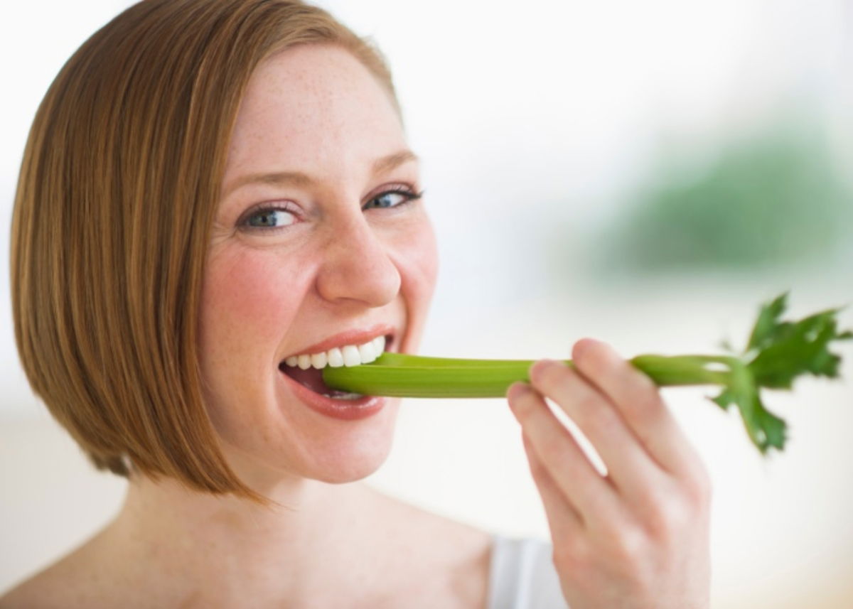 Persona comiendo apio