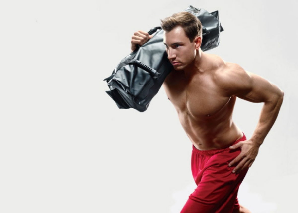 Hombre con saco de arena