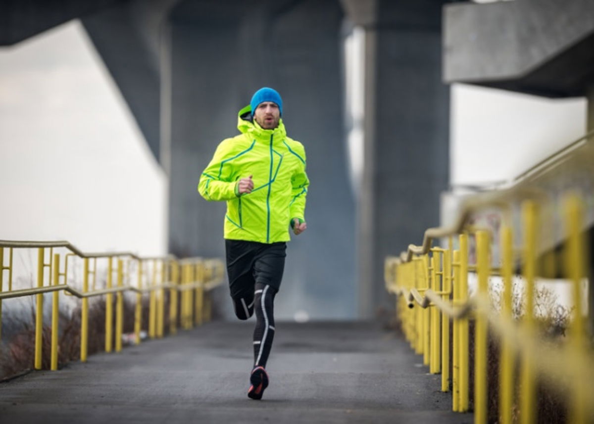 Hombre ejercitándose con frío