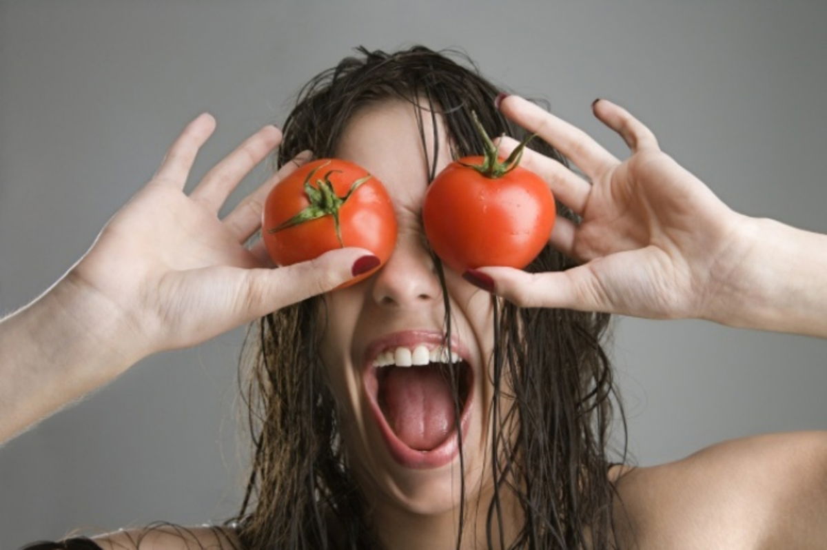Mujer con tomates en la cara