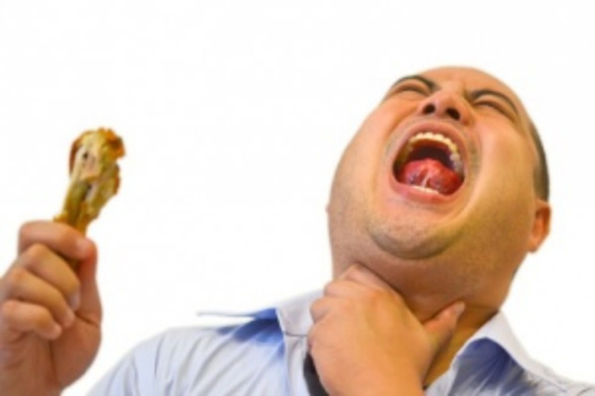 Hombre atragantándose