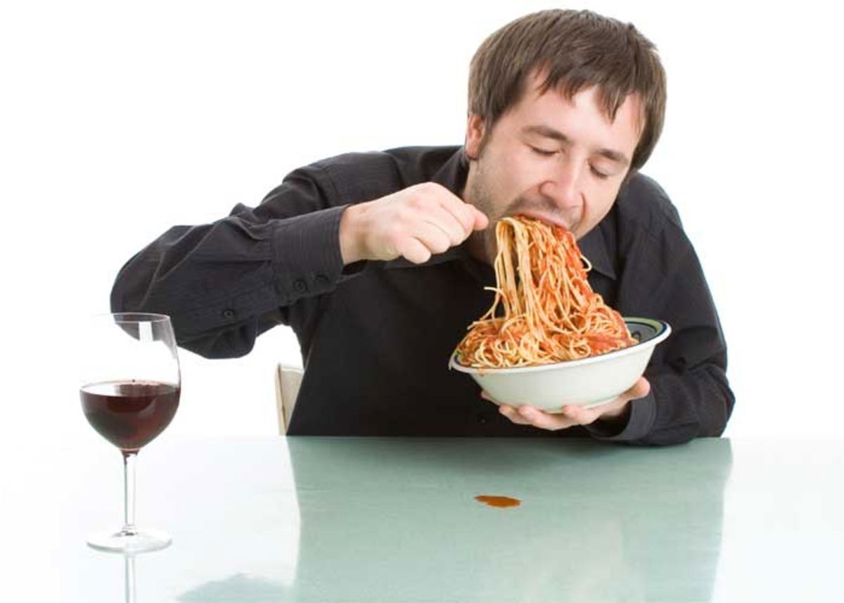 Hombre comiendo rápido