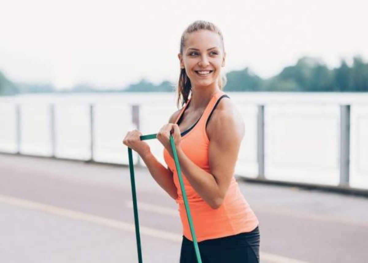 Mujer ejercicio liga