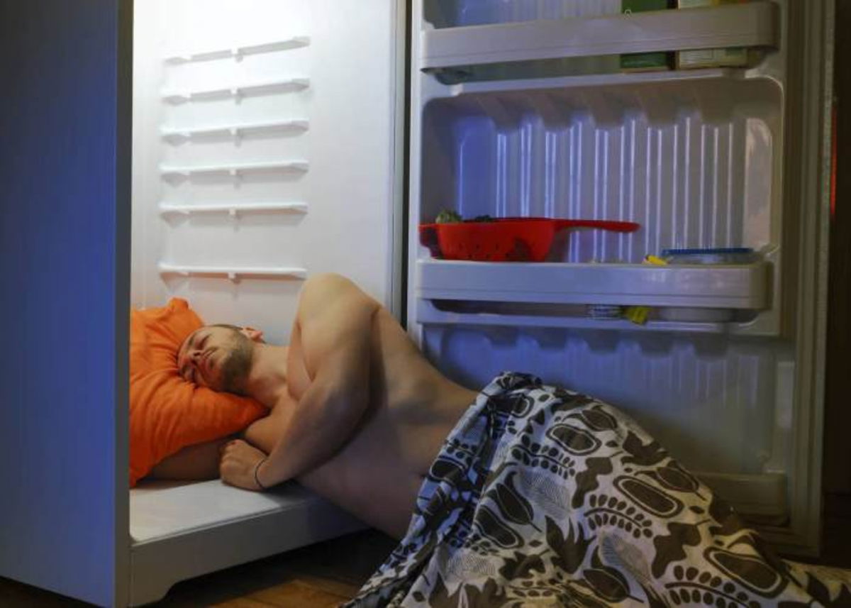 Hombre durmiendo nevera
