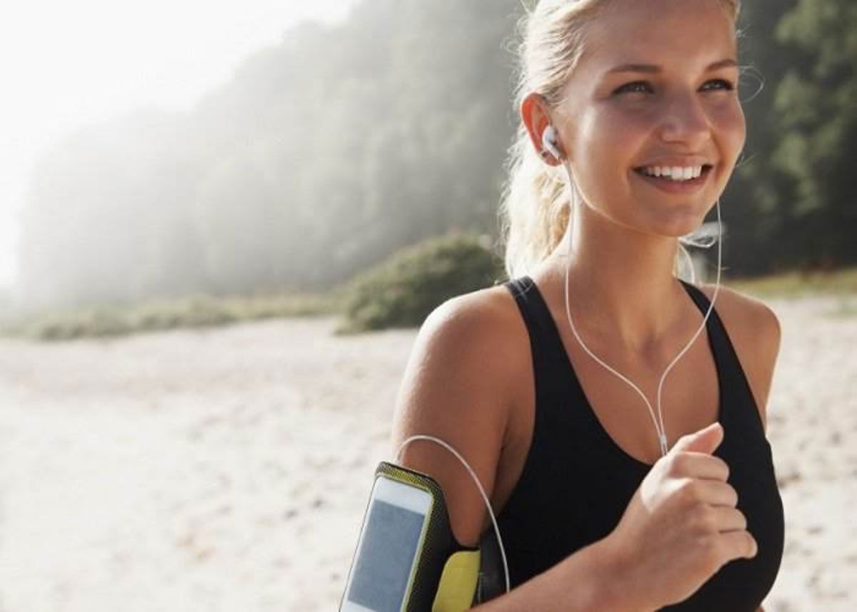 Mujer corriendo con música