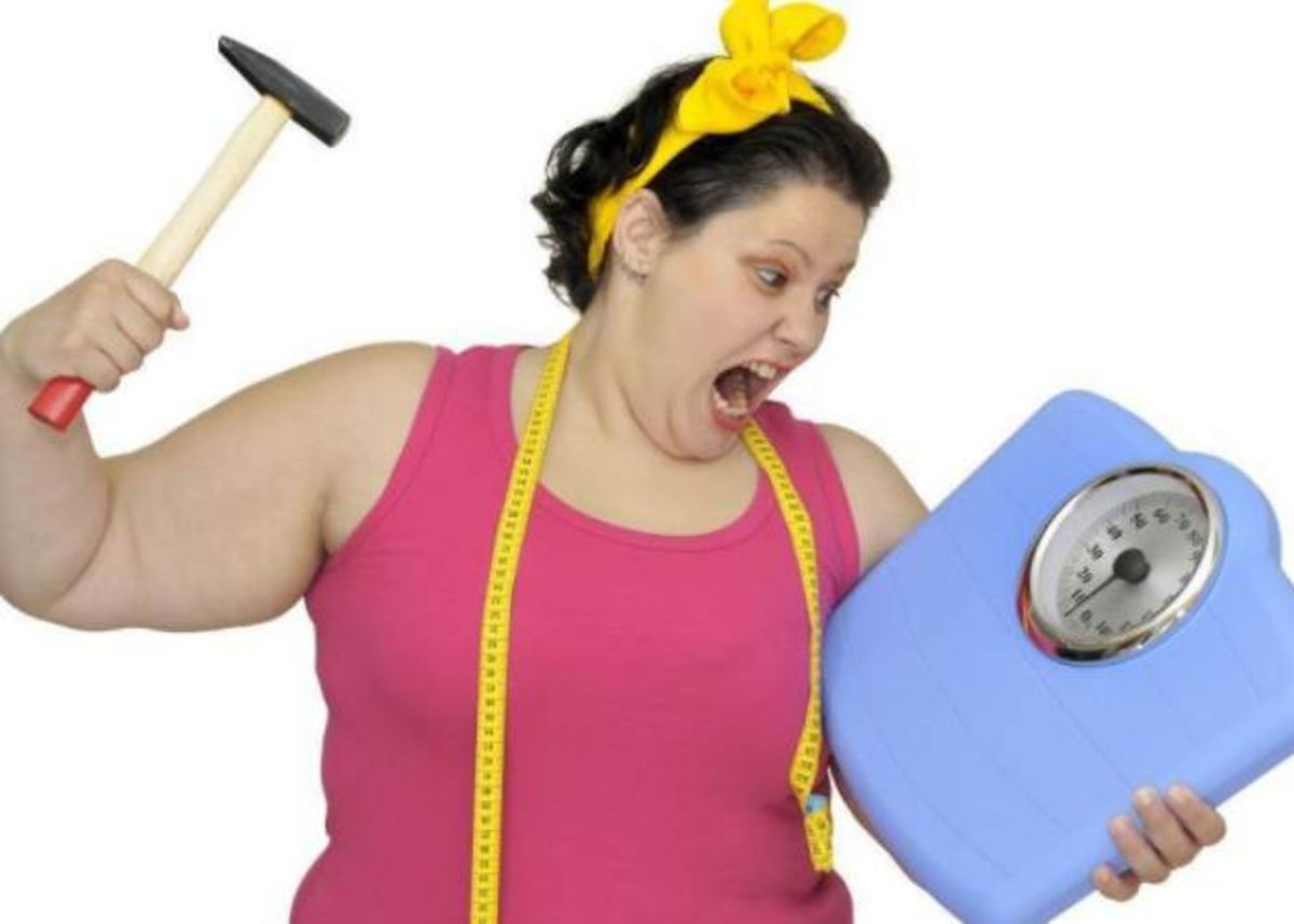 Mujer golpeando báscul