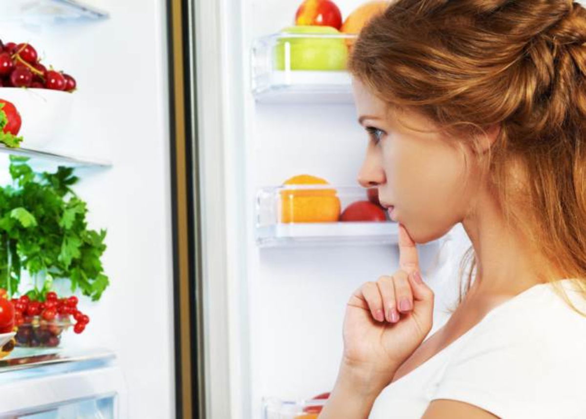 Mujer mirando nevera