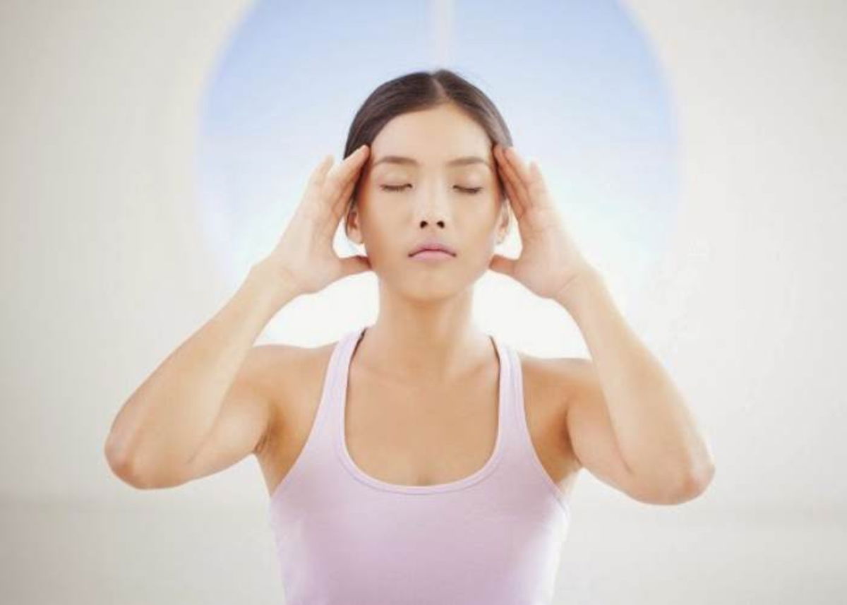 Mujer realizando Yoga