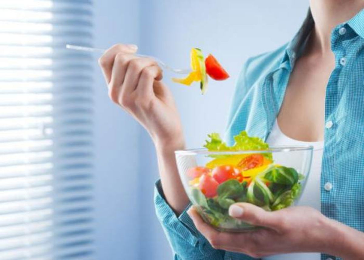 Persona alimentándose