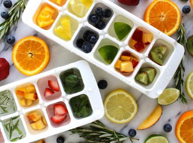 Dale un extra de sabor a tus bebidas con flores o frutos congelados