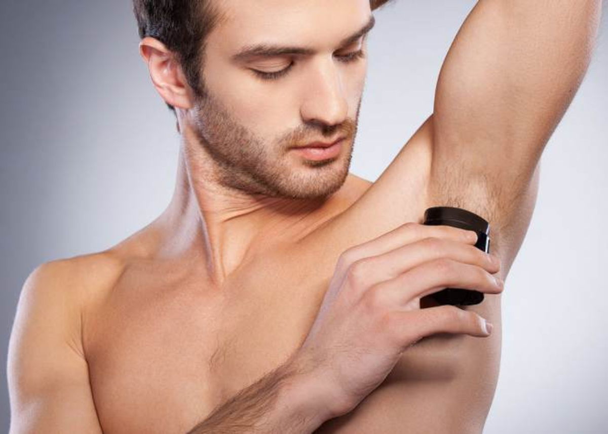 Hombre colocando desodorante