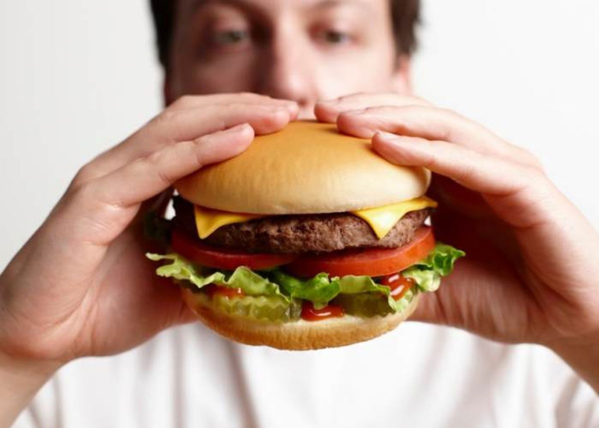 Hombre con hamburguesa