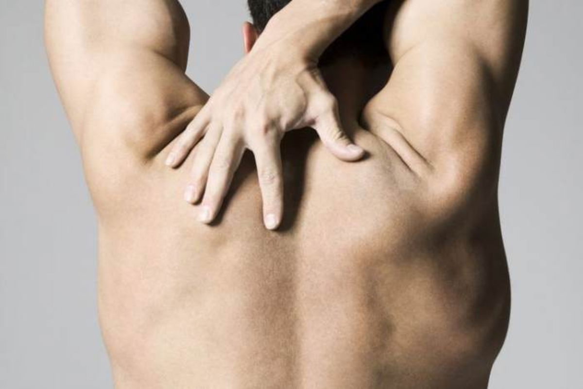 Hombre estiramiento trapecio