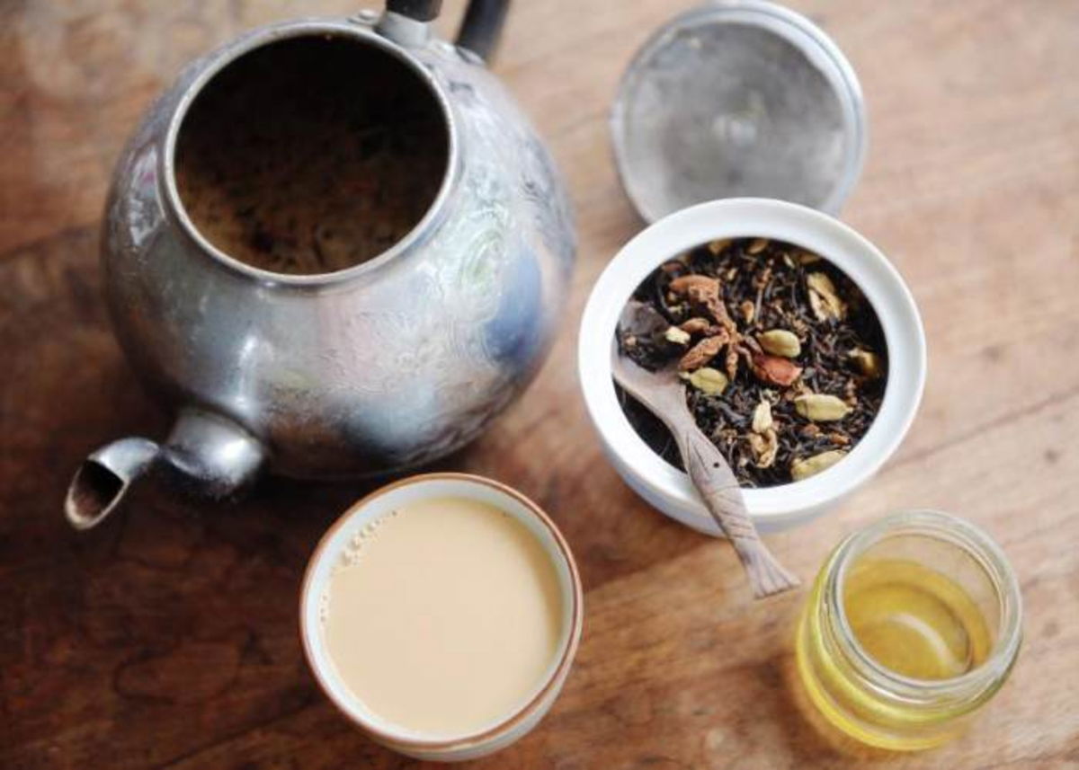 Jarra y vasos con té