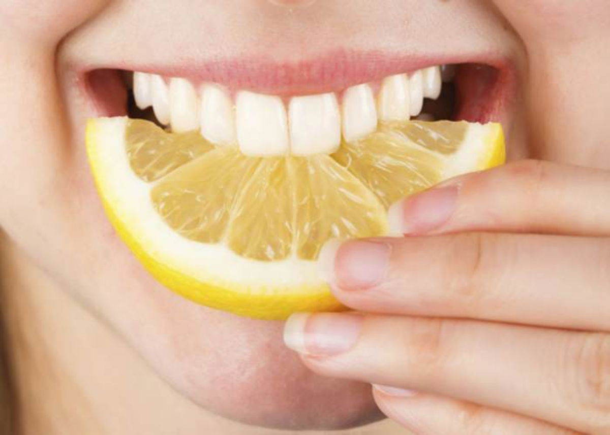 Mujer comiendo limón