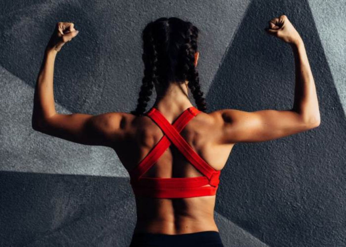 Mujer hombros fortalecidos