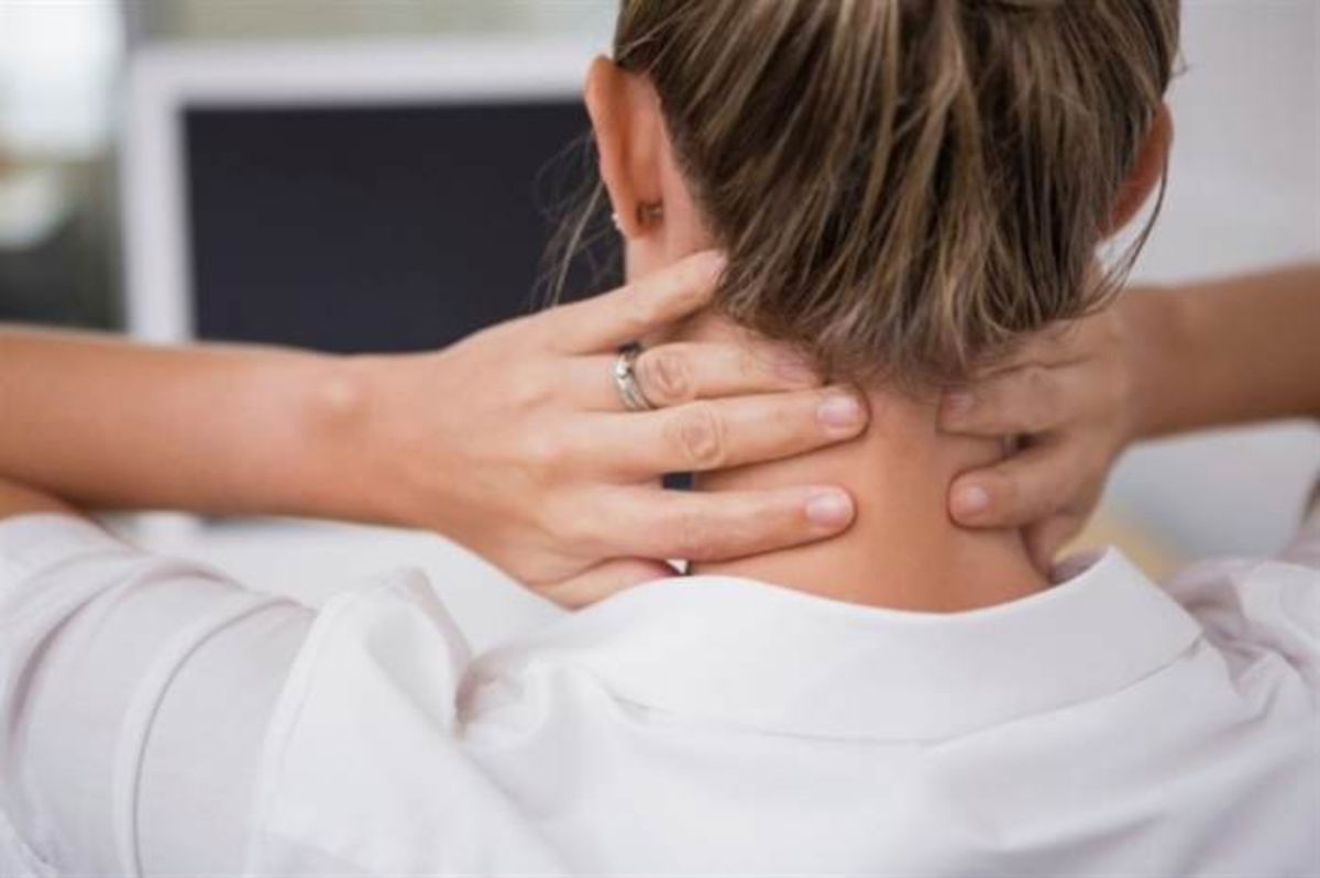Mujer tocando cuello