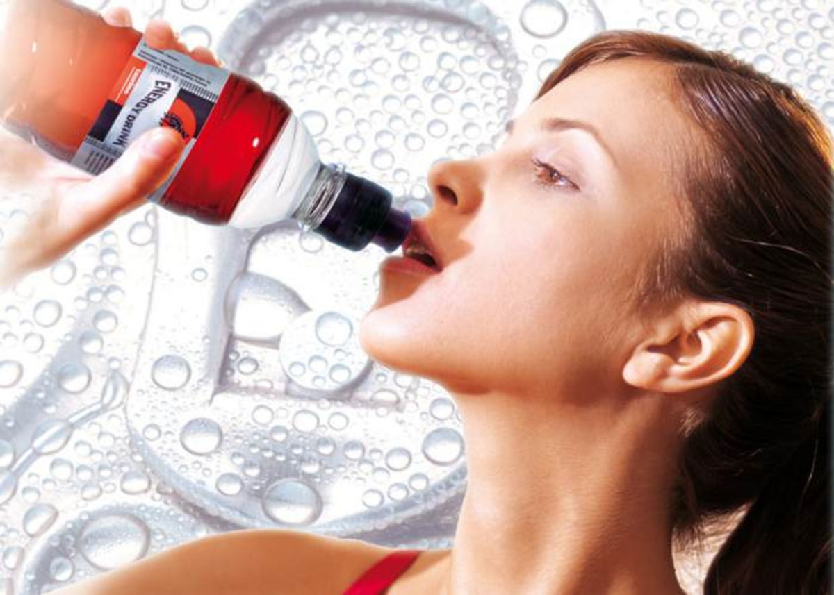 Mujer tomando bebida energética