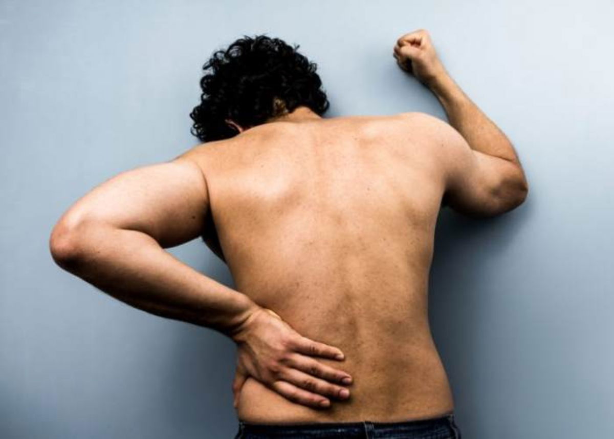 Hombre dolor espalda