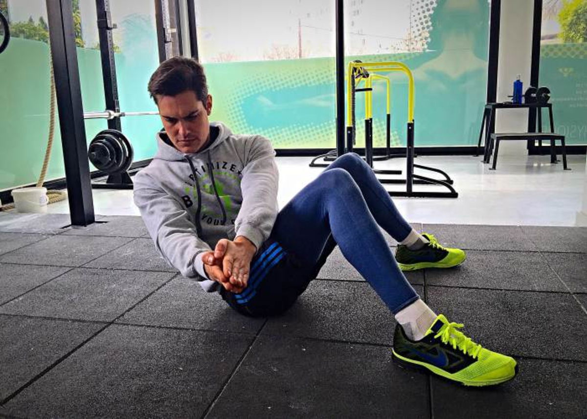 Hombre realizando crunch