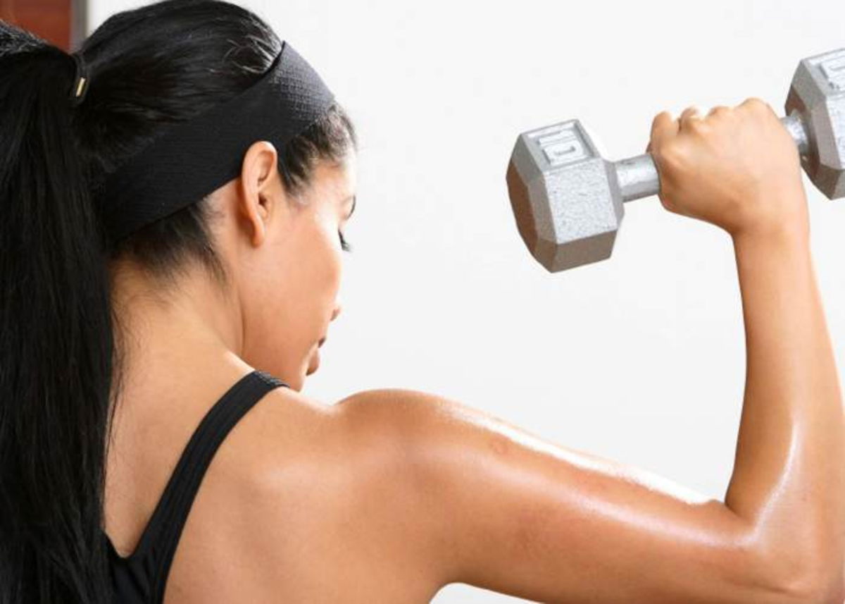 Mujer con mancuerna