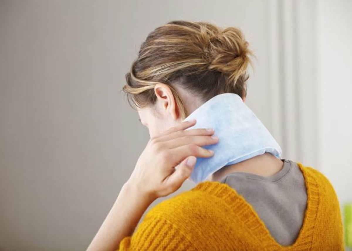 Mujer con saco semillas cuello