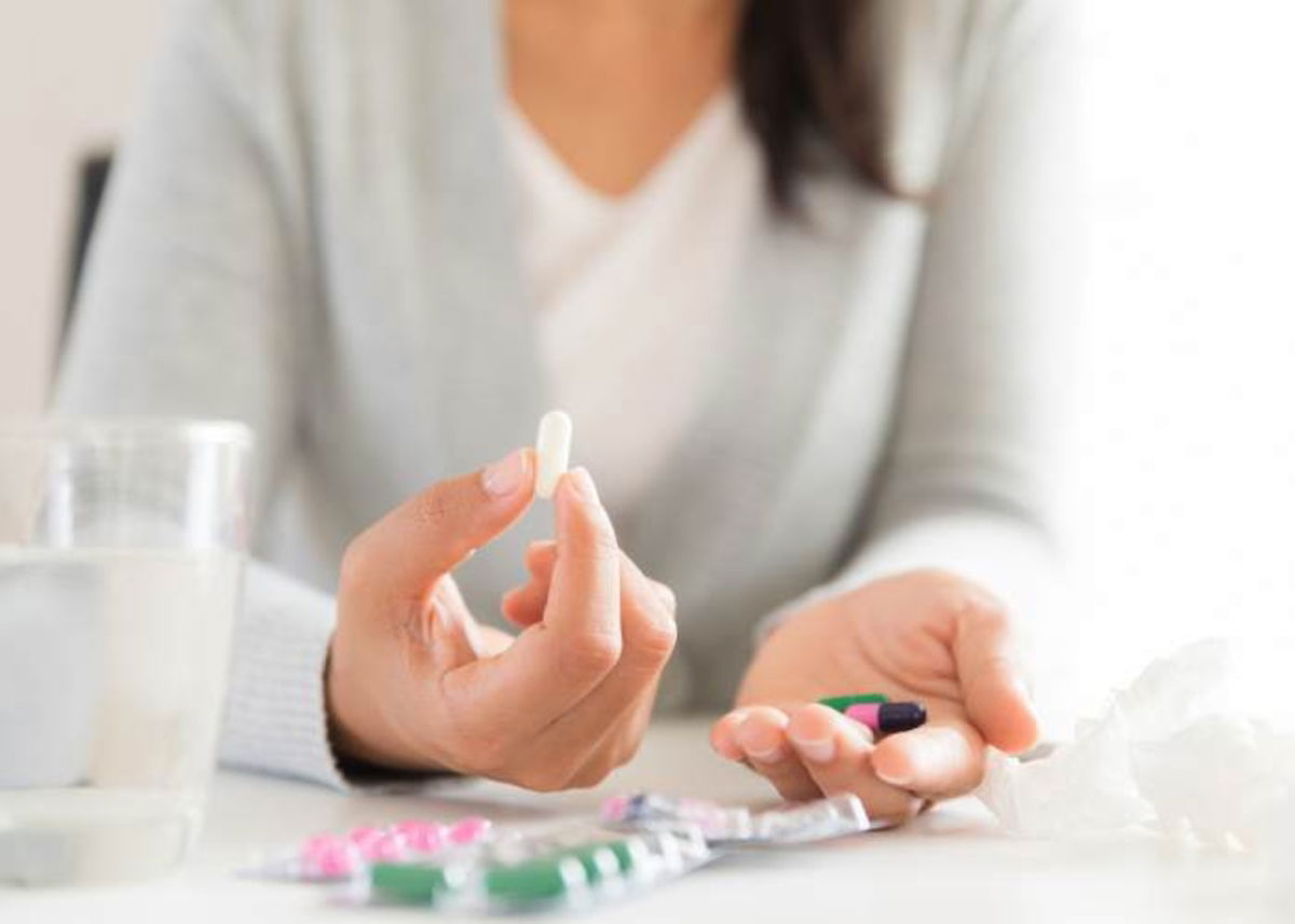 Mujer tomando pastilla