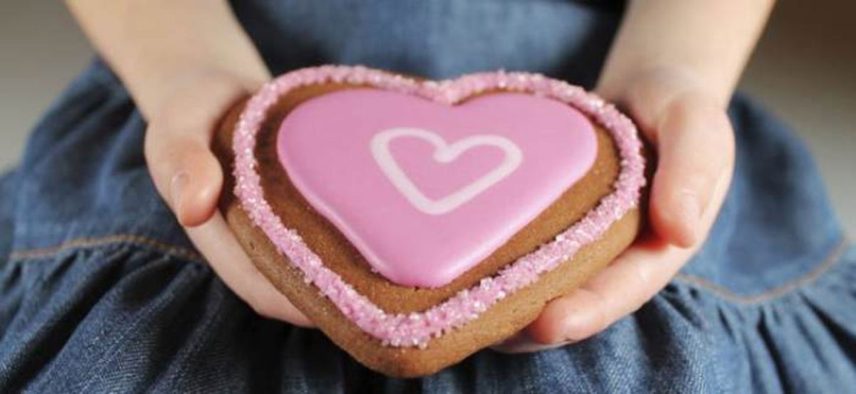 Niña con galleta