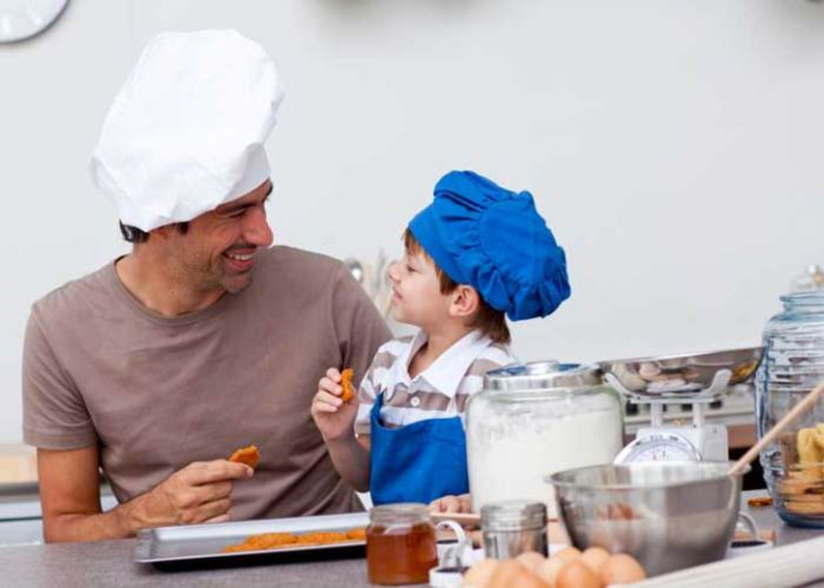 Papá e hijo cocinando