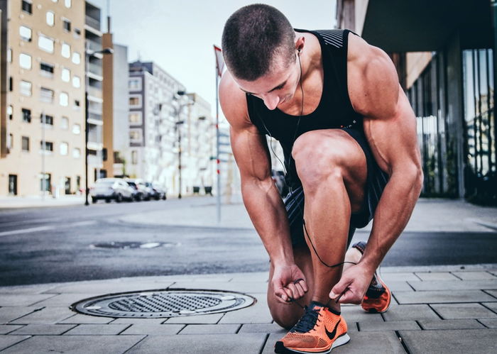Corredor atando zapatilla