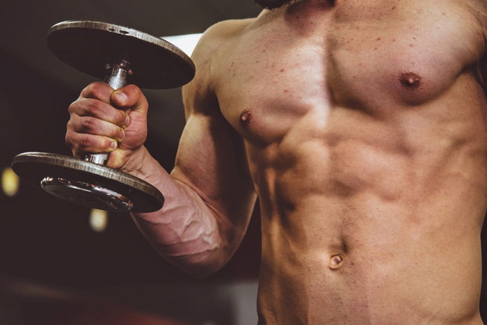 Hombre con mancuerna en mano