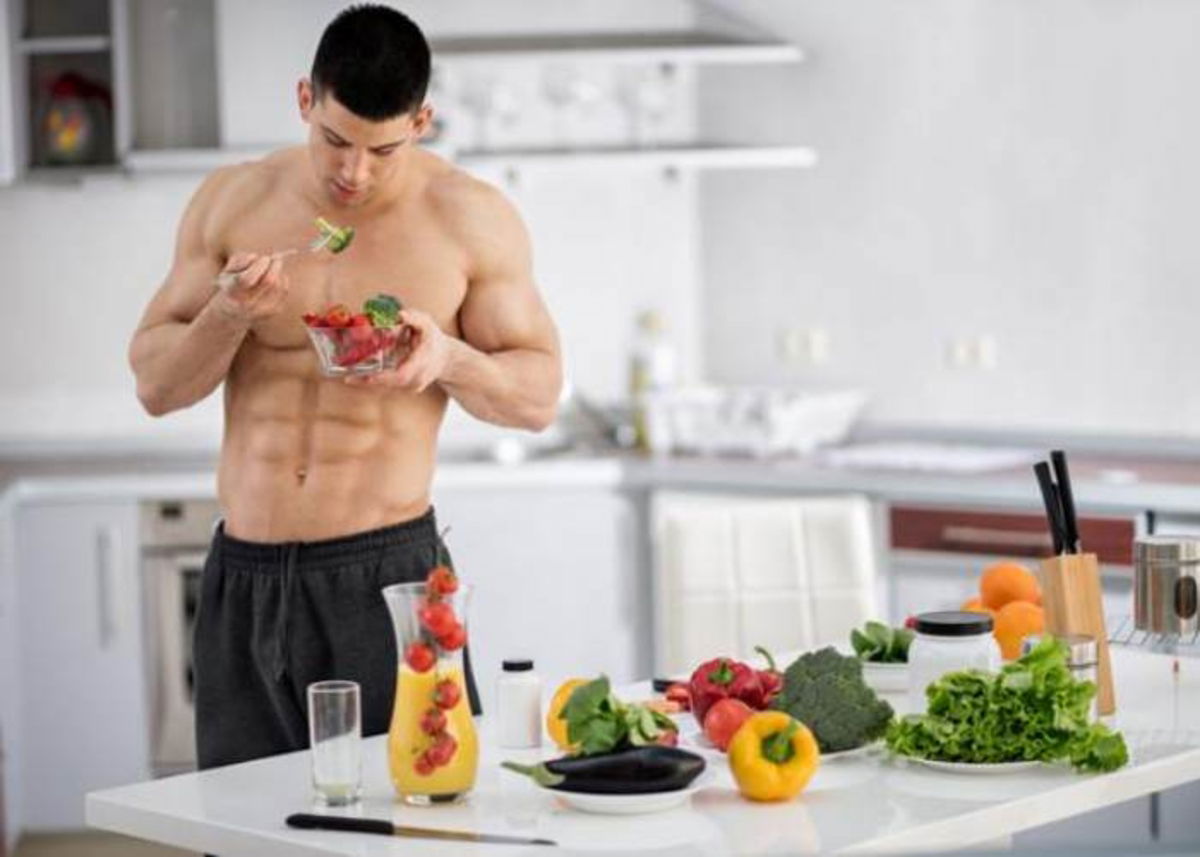 Hombre musculoso comiendo