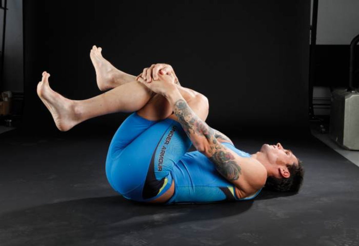 Hombre realizando estiramiento