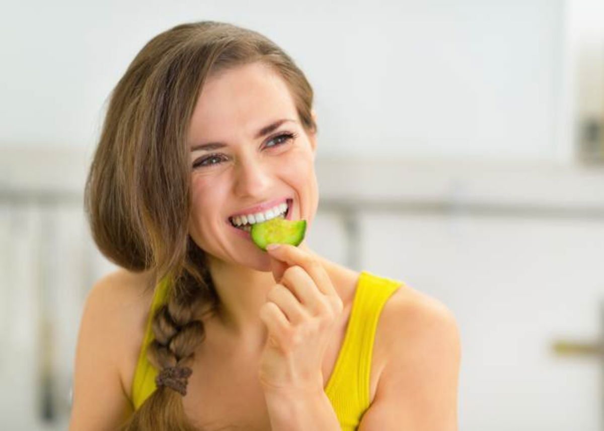 Mujer comiendo pepino
