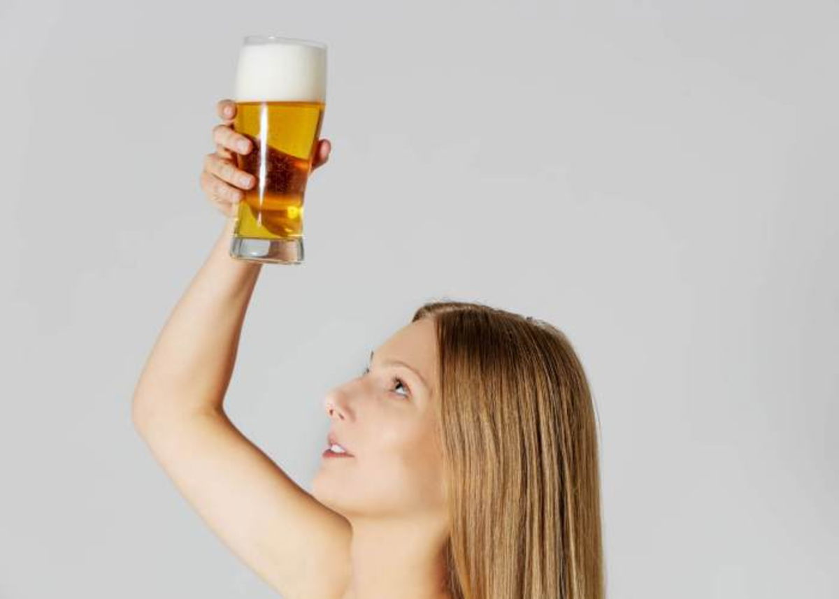 Mujer con cerveza