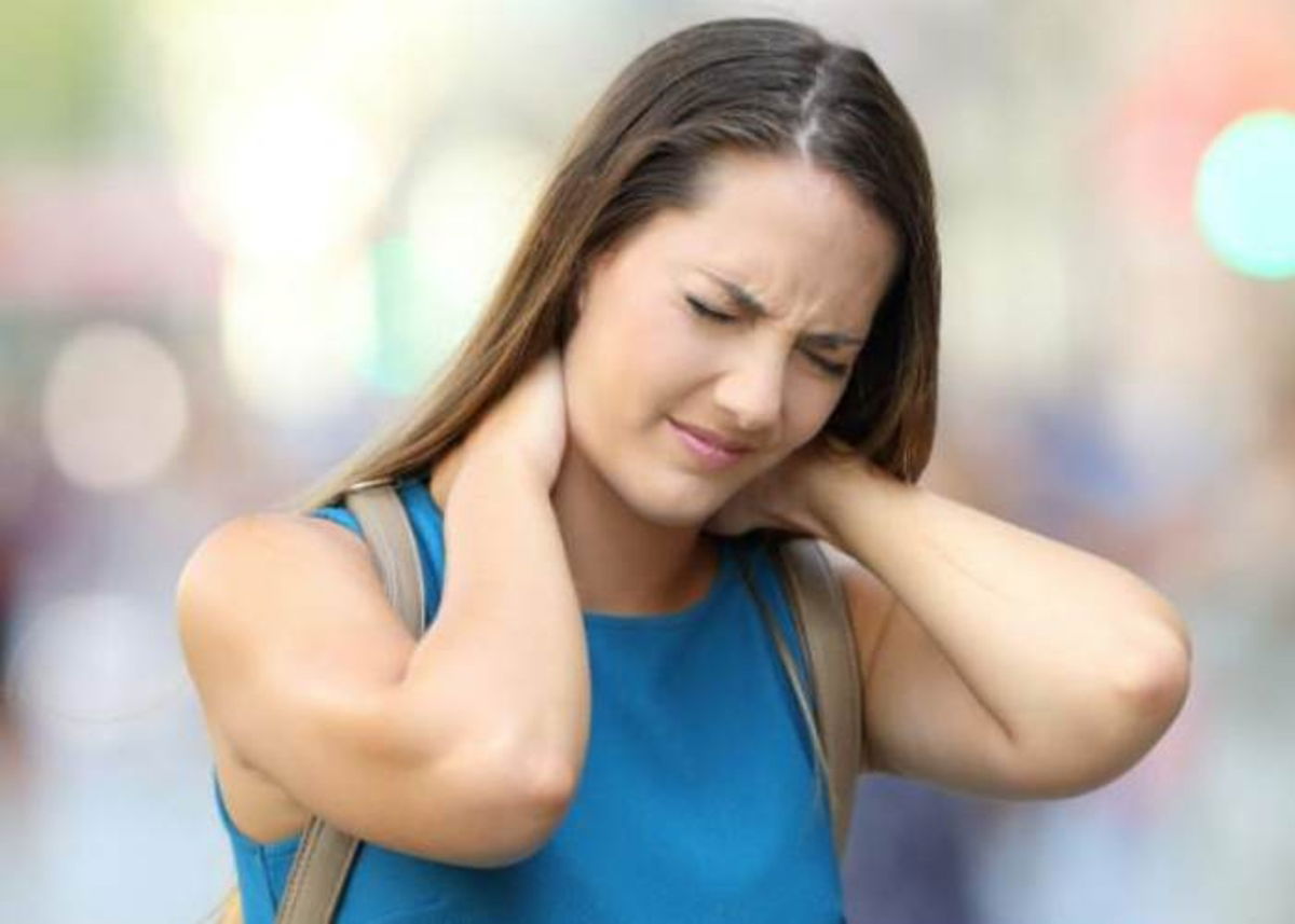 Mujer dolor cuello