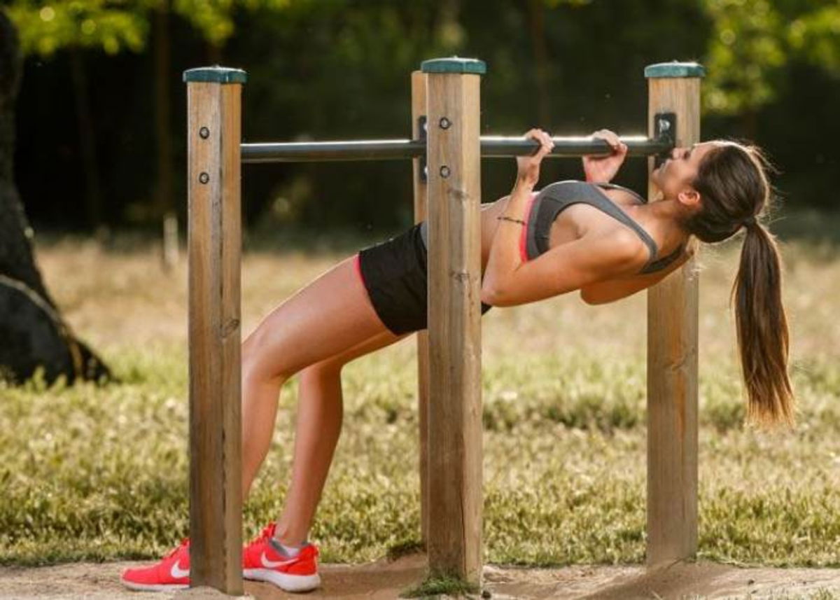 Mujer ejerctándose en barra