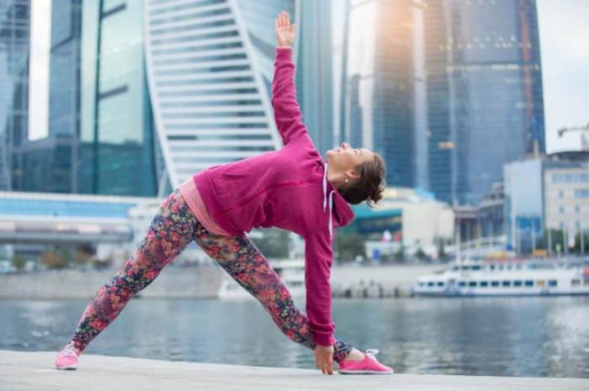 Mujer realizando postura Yoga