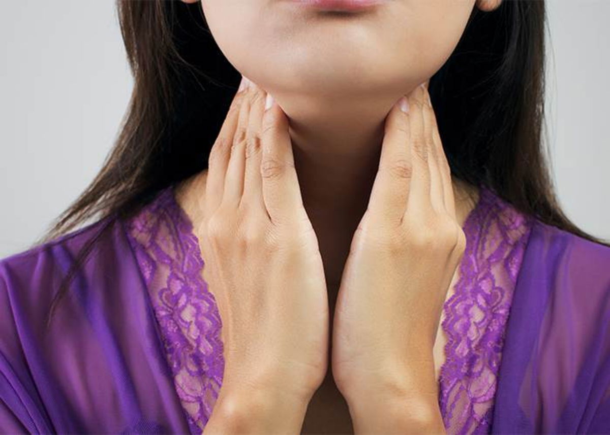 Mujer tocando cuello