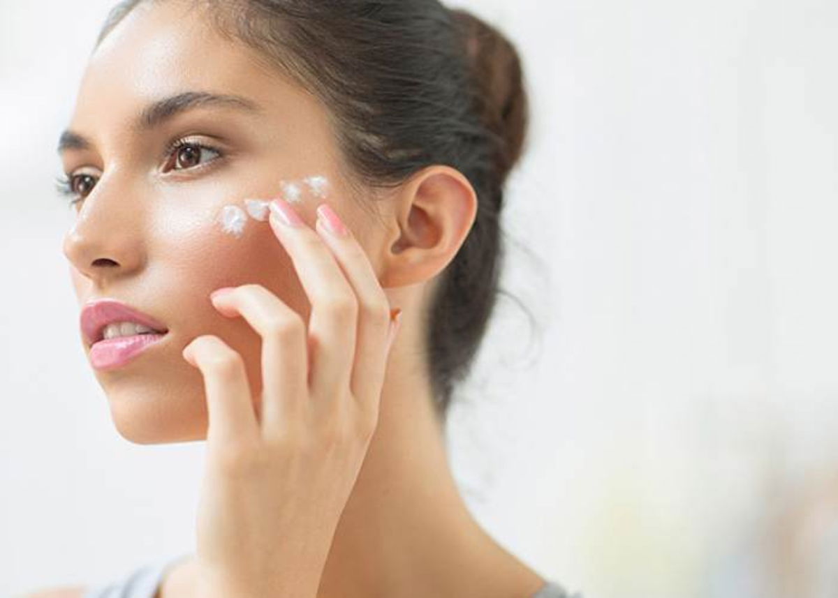 Mujer untándose crema