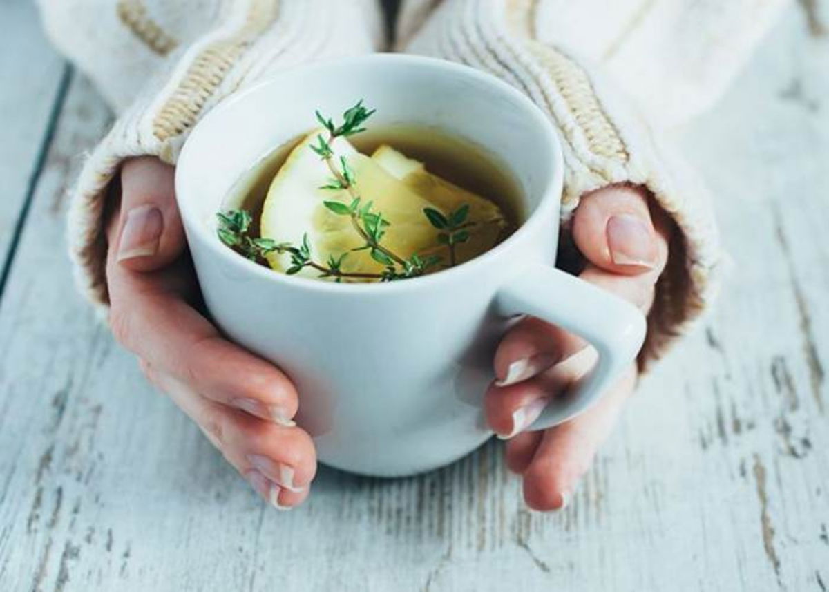 Persona con taza de infusión