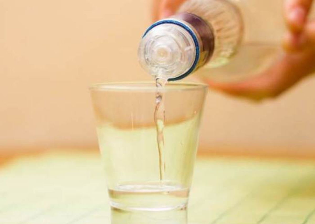 Sirviendo vodka en un vaso