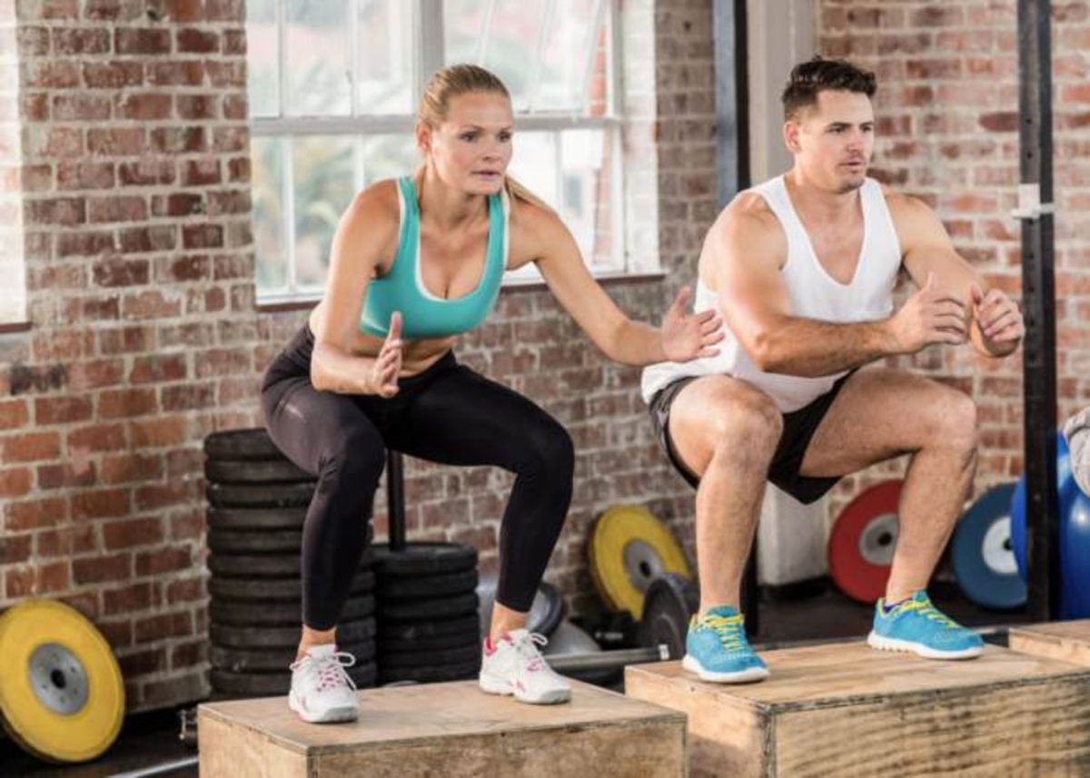 Deportistas ejercitándose en banco