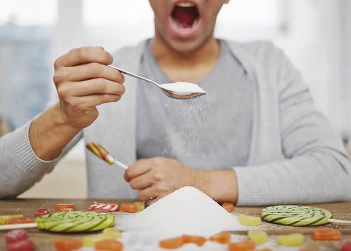 Hombre con cuchara de azúcar