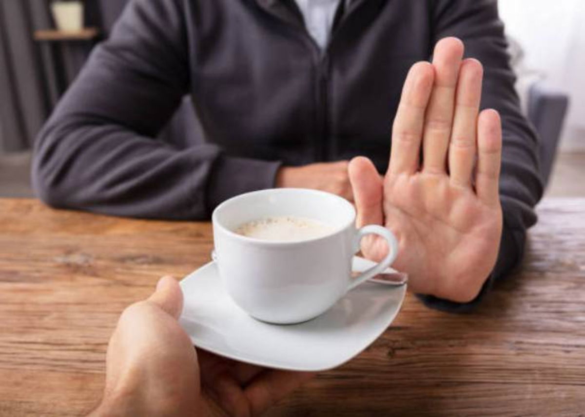 Hombre negándose a beber café