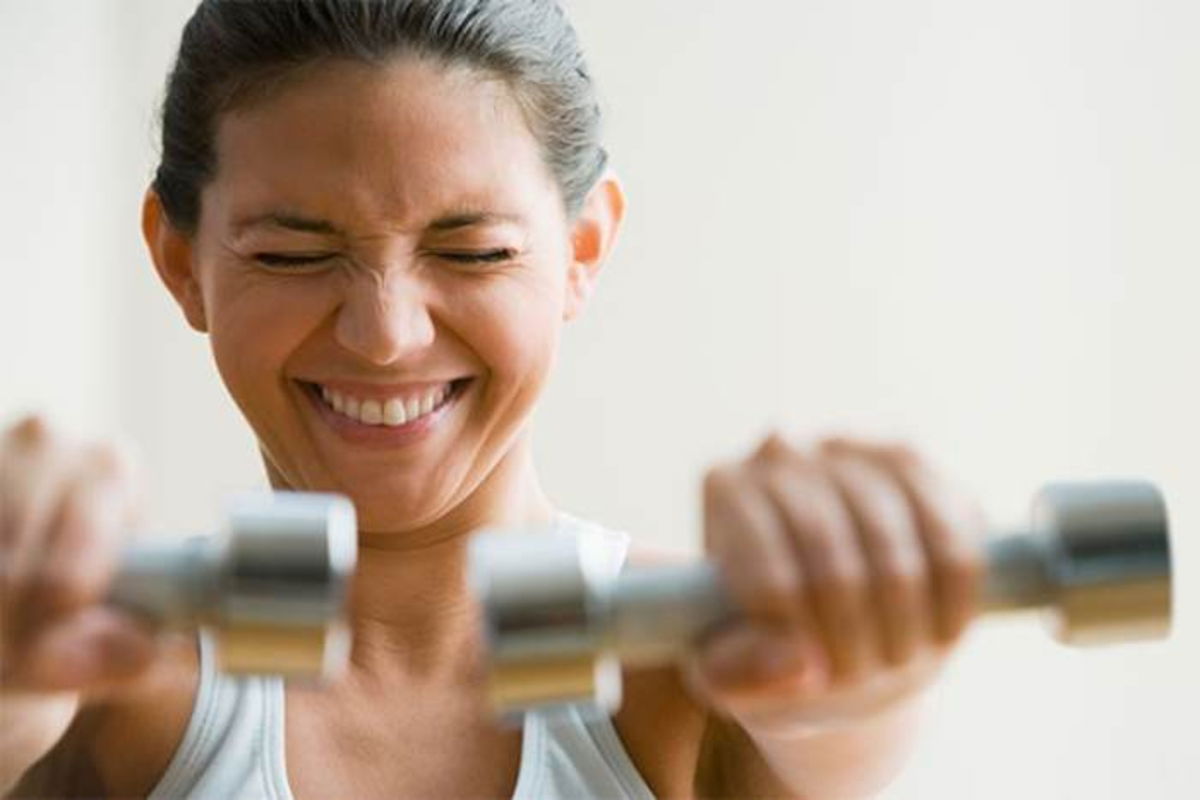Mujer con mancuernas