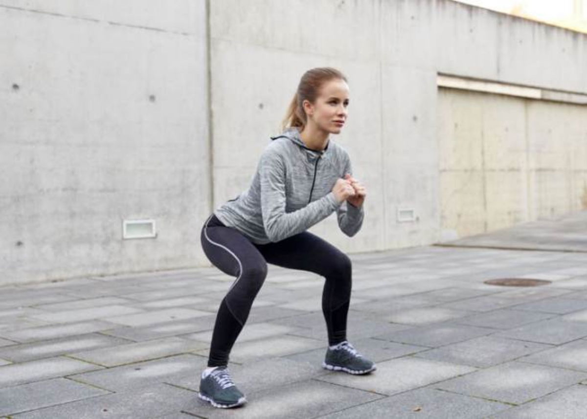 Mujer realizando sentadilla