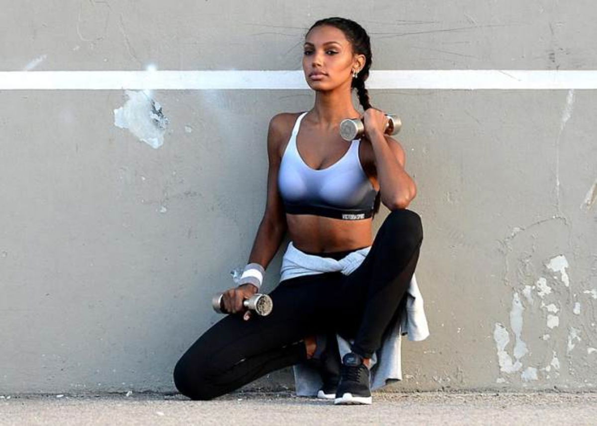 Mujer tomando mancuernas